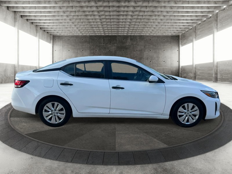 Nissan Sentra Vehicle Full-screen Gallery Image 4