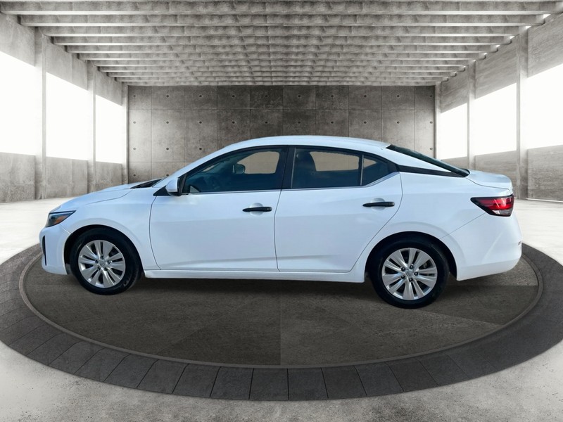 Nissan Sentra Vehicle Full-screen Gallery Image 5