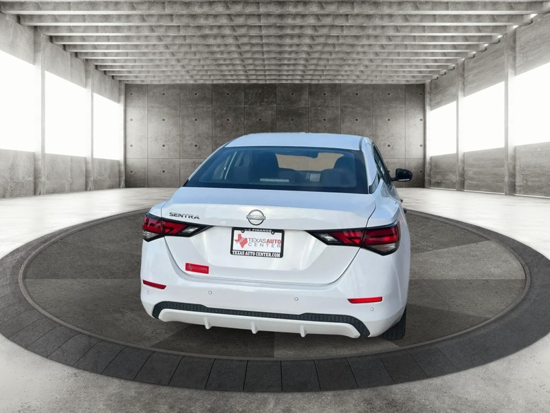 Nissan Sentra Vehicle Full-screen Gallery Image 6