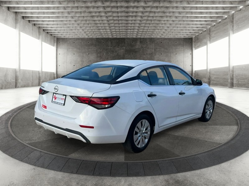 Nissan Sentra Vehicle Full-screen Gallery Image 7