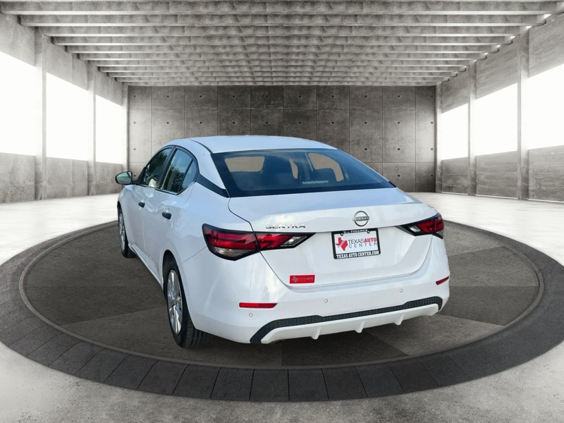 Nissan Sentra Vehicle Full-screen Gallery Image 8