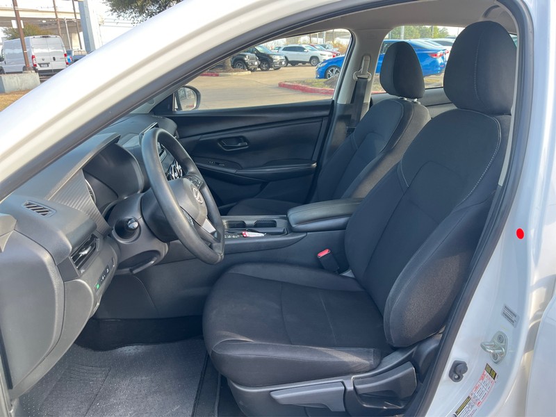 Nissan Sentra Vehicle Full-screen Gallery Image 9