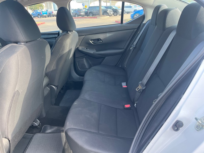 Nissan Sentra Vehicle Full-screen Gallery Image 10