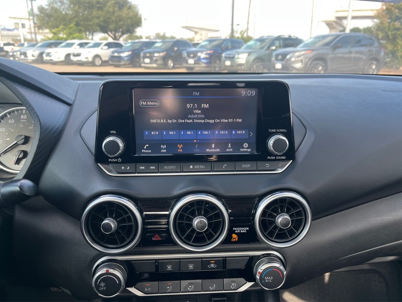 Nissan Sentra Vehicle Full-screen Gallery Image 12