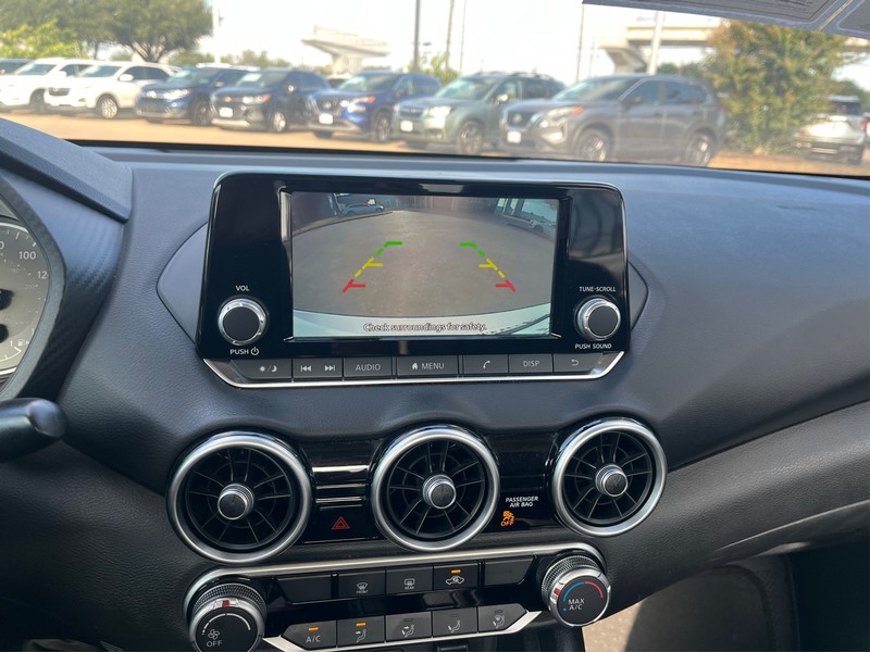 Nissan Sentra Vehicle Full-screen Gallery Image 17