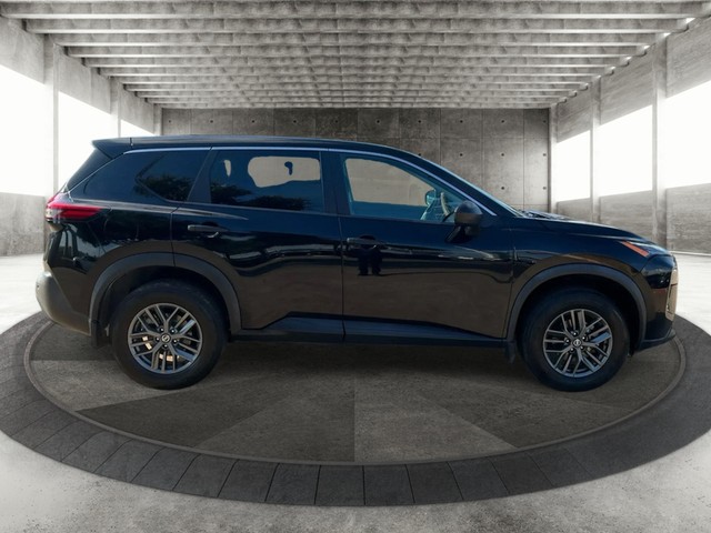 Nissan Rogue Vehicle Full-screen Gallery Image 04