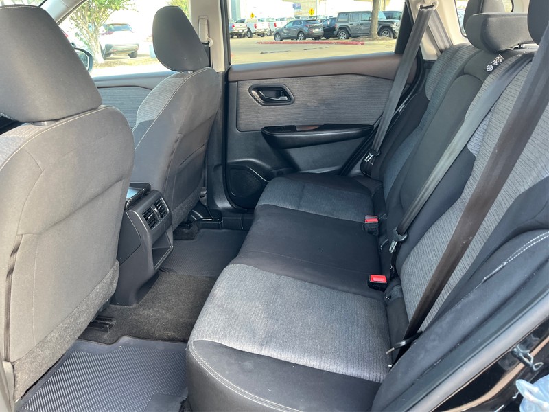 Nissan Rogue Vehicle Full-screen Gallery Image 10
