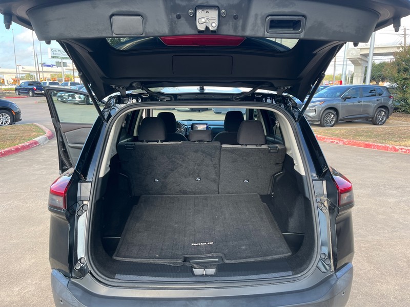 Nissan Rogue Vehicle Full-screen Gallery Image 11