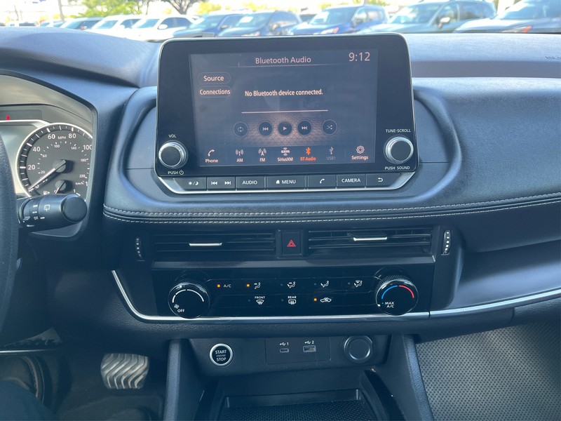 Nissan Rogue Vehicle Full-screen Gallery Image 12