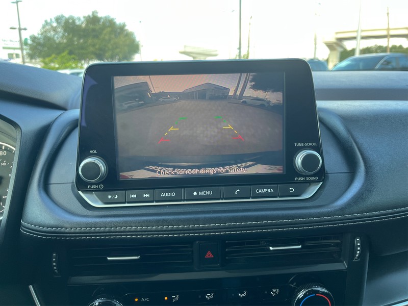 Nissan Rogue Vehicle Full-screen Gallery Image 17