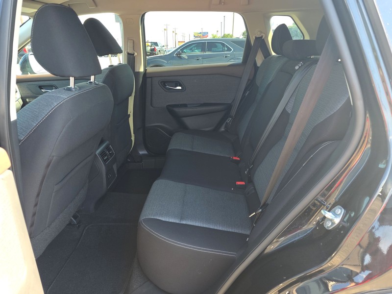 Nissan Rogue Vehicle Full-screen Gallery Image 10