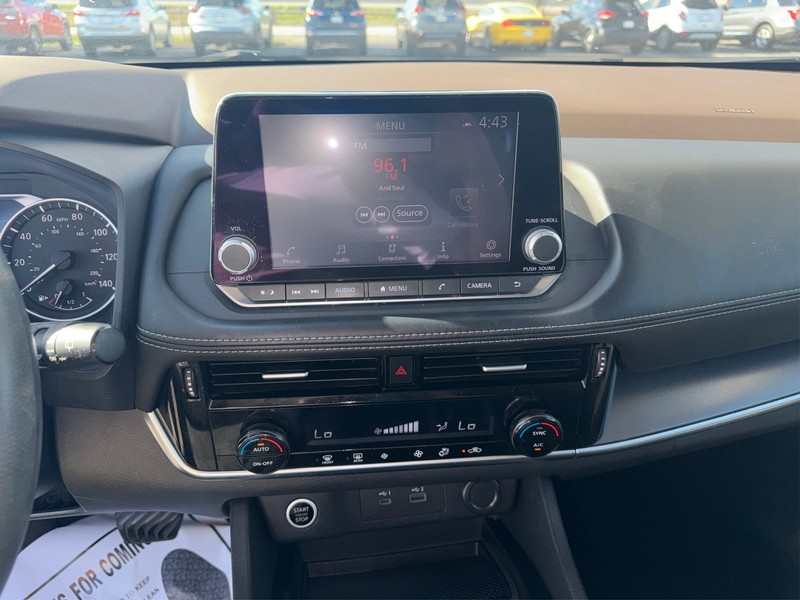 Nissan Rogue Vehicle Full-screen Gallery Image 12