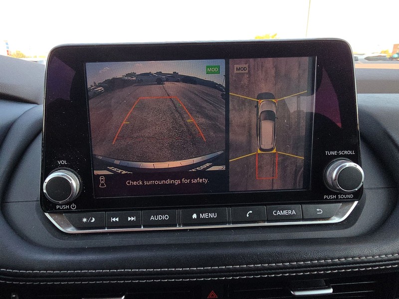 Nissan Rogue Vehicle Full-screen Gallery Image 17