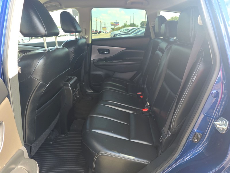 Nissan Murano Vehicle Full-screen Gallery Image 10