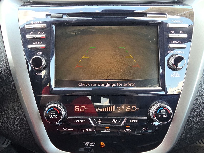 Nissan Murano Vehicle Full-screen Gallery Image 17
