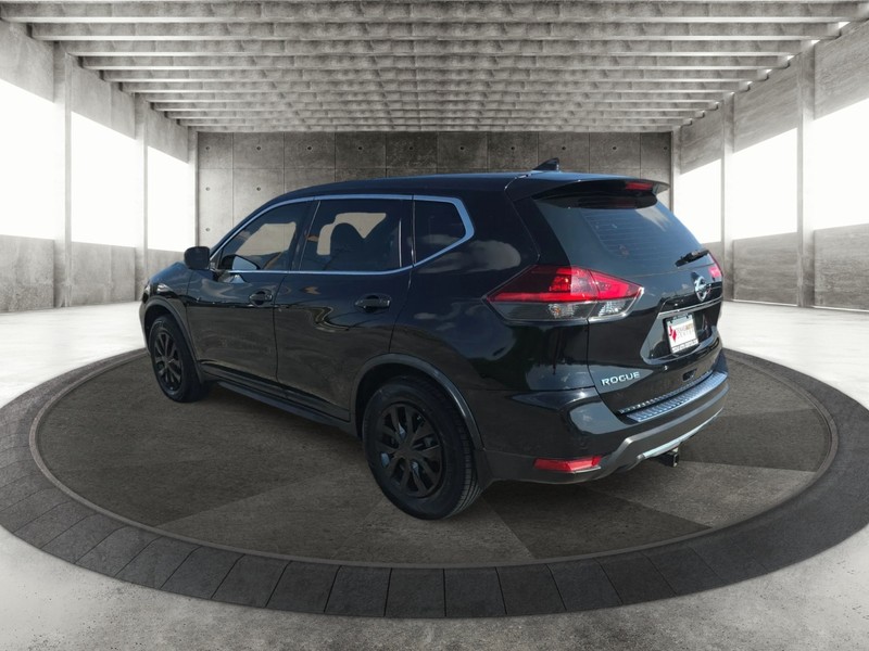 Nissan Rogue Vehicle Full-screen Gallery Image 8