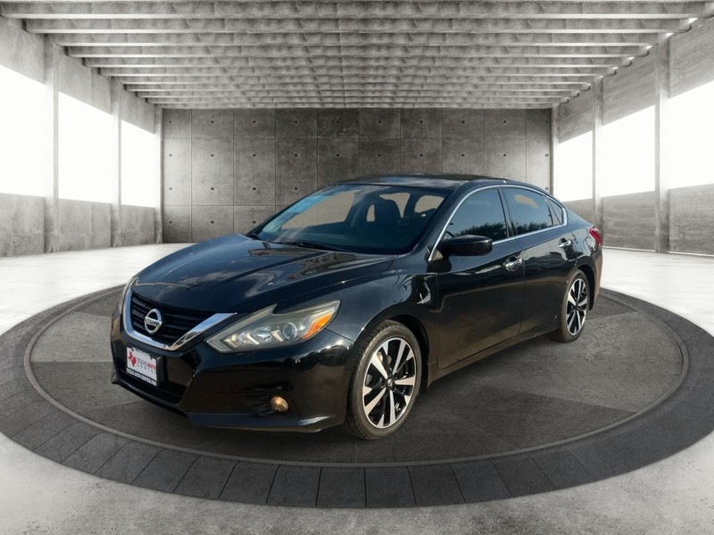 Nissan Altima Vehicle Full-screen Gallery Image 2
