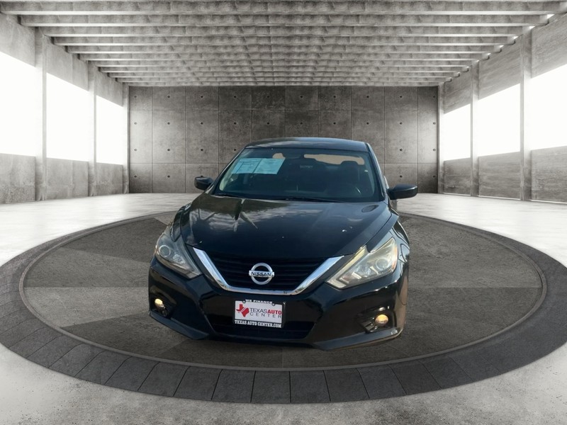 Nissan Altima Vehicle Full-screen Gallery Image 3