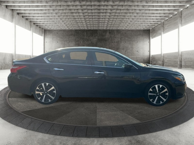 Nissan Altima Vehicle Full-screen Gallery Image 4
