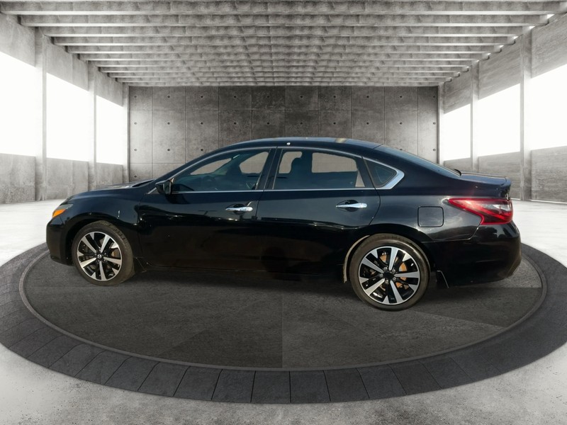 Nissan Altima Vehicle Full-screen Gallery Image 5