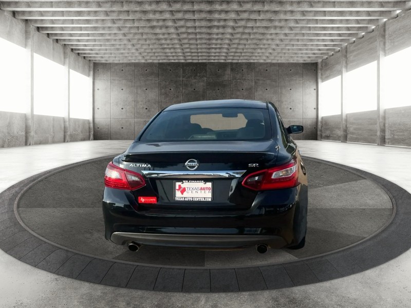 Nissan Altima Vehicle Full-screen Gallery Image 6