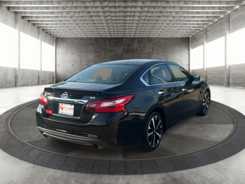 Nissan Altima Vehicle Full-screen Gallery Image 7