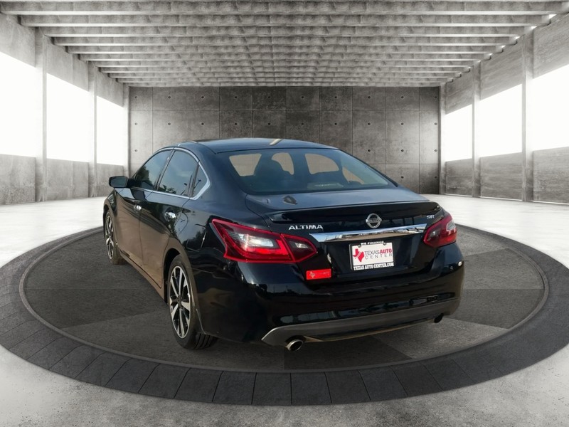 Nissan Altima Vehicle Full-screen Gallery Image 8