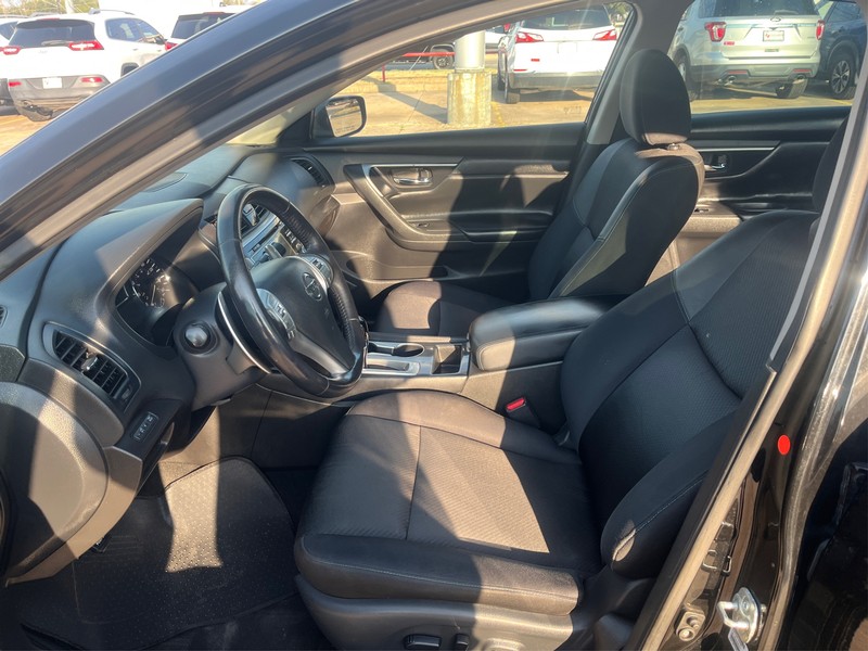 Nissan Altima Vehicle Full-screen Gallery Image 9