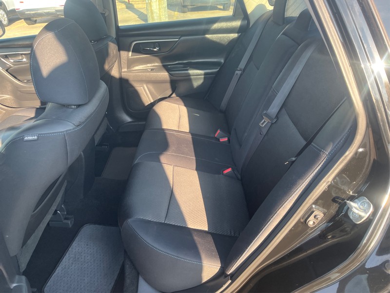 Nissan Altima Vehicle Full-screen Gallery Image 10