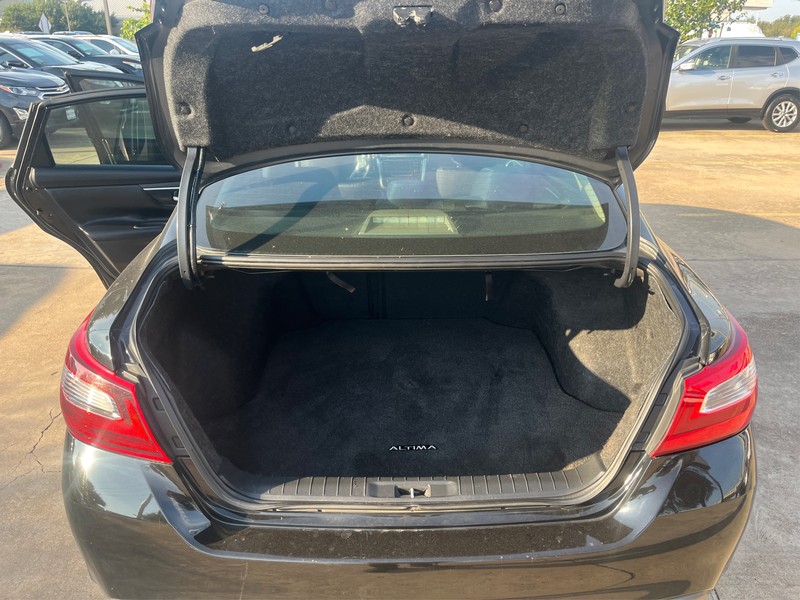 Nissan Altima Vehicle Full-screen Gallery Image 11