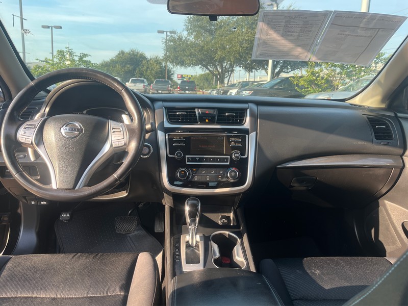 Nissan Altima Vehicle Full-screen Gallery Image 12