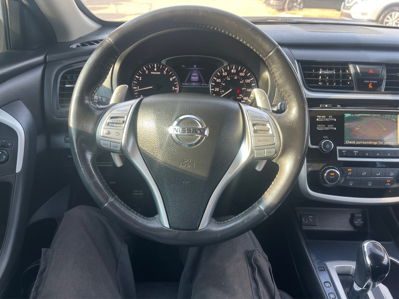 Nissan Altima Vehicle Full-screen Gallery Image 14