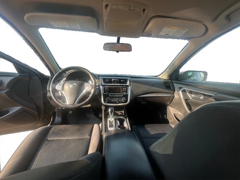Nissan Altima Vehicle Full-screen Gallery Image 16