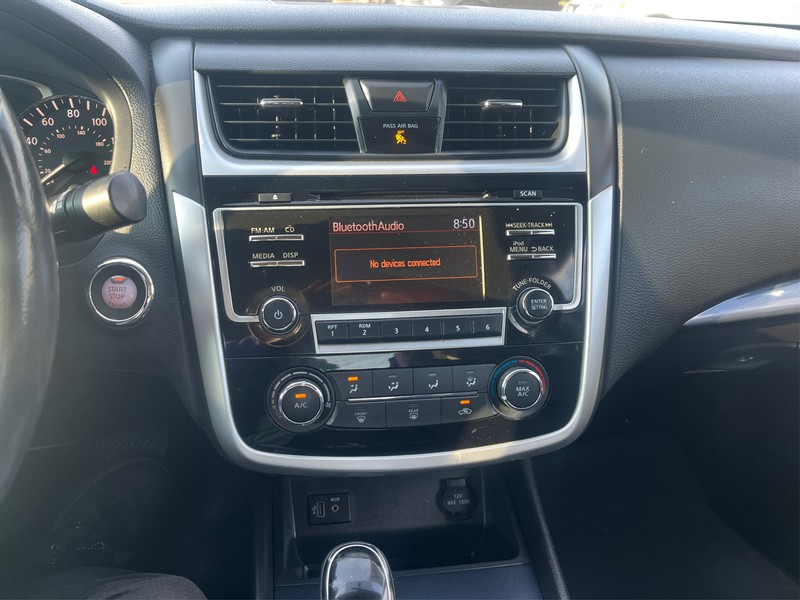 Nissan Altima Vehicle Full-screen Gallery Image 17