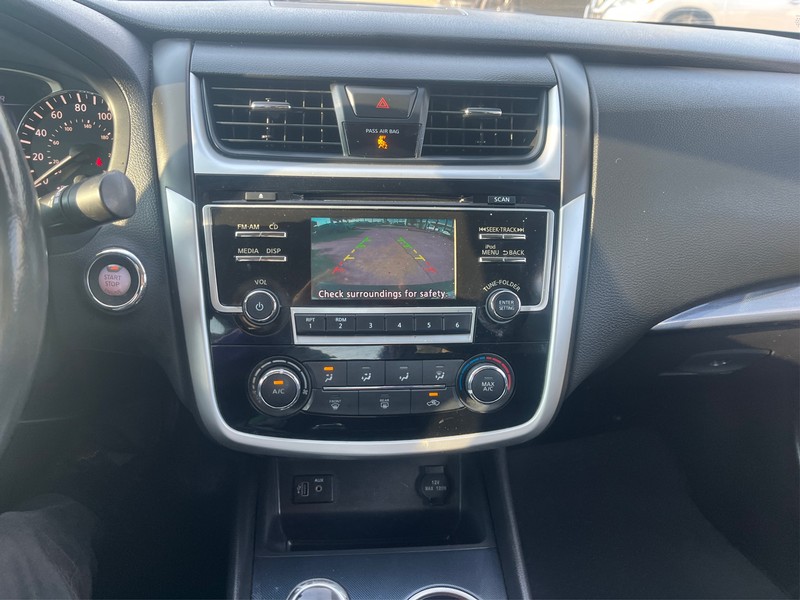 Nissan Altima Vehicle Full-screen Gallery Image 18