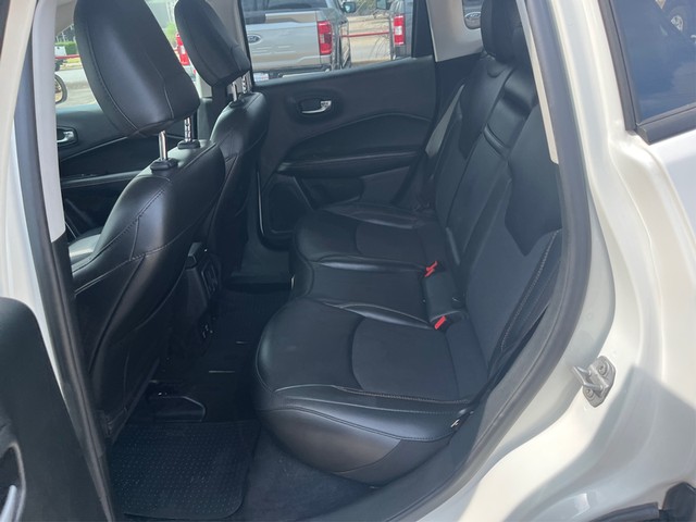 Jeep Compass Vehicle Full-screen Gallery Image 10