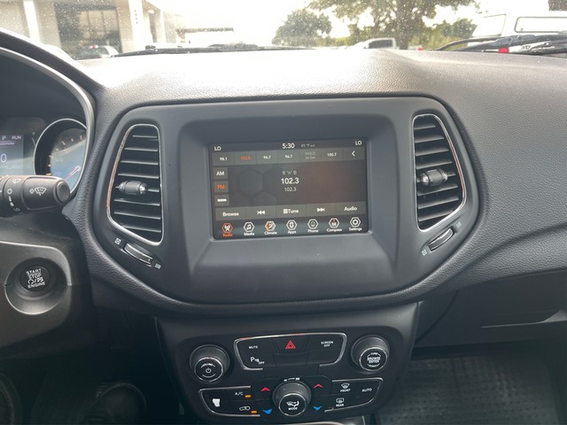 Jeep Compass Vehicle Full-screen Gallery Image 12