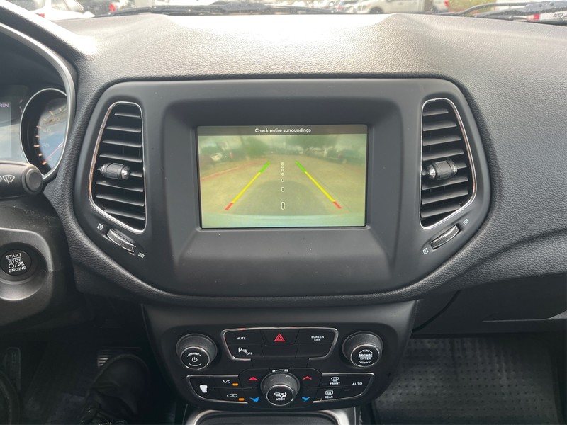 Jeep Compass Vehicle Full-screen Gallery Image 17