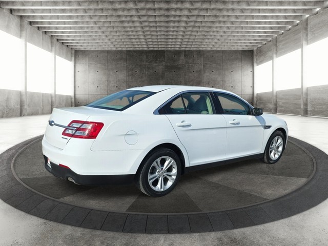 Ford Taurus Vehicle Full-screen Gallery Image 07