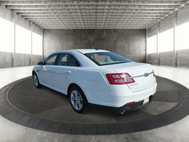 Ford Taurus Vehicle Full-screen Gallery Image 08