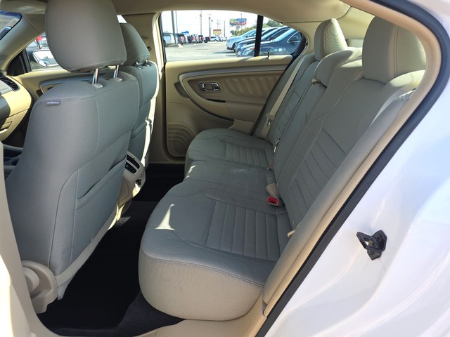 Ford Taurus Vehicle Full-screen Gallery Image 10