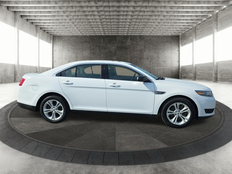 Ford Taurus Vehicle Full-screen Gallery Image 4