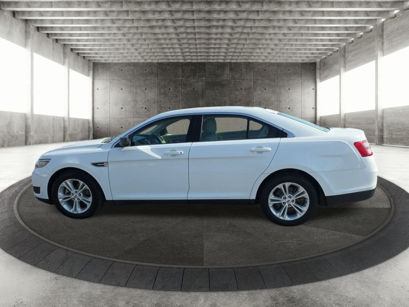 Ford Taurus Vehicle Full-screen Gallery Image 5