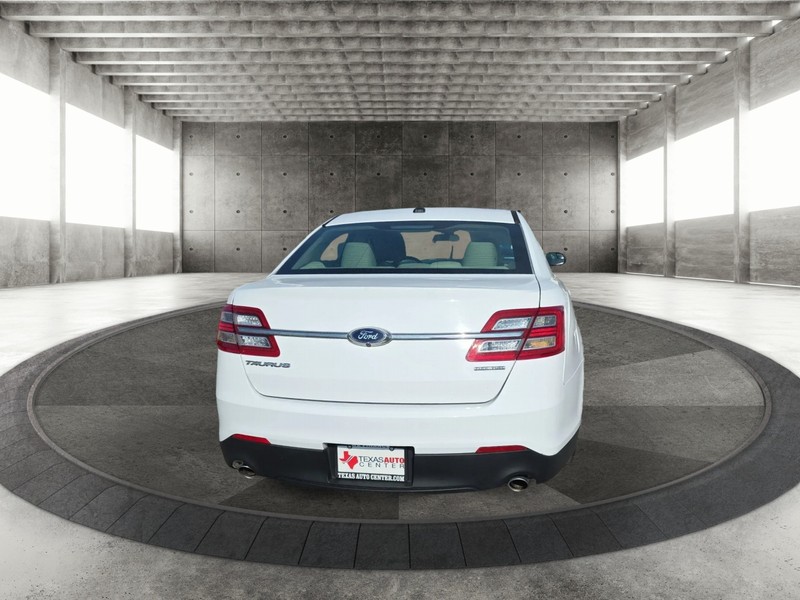Ford Taurus Vehicle Full-screen Gallery Image 6