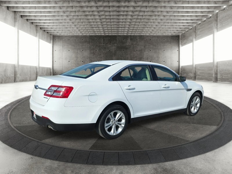 Ford Taurus Vehicle Full-screen Gallery Image 7