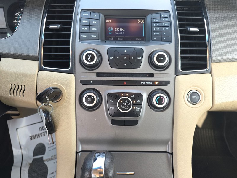 Ford Taurus Vehicle Full-screen Gallery Image 11
