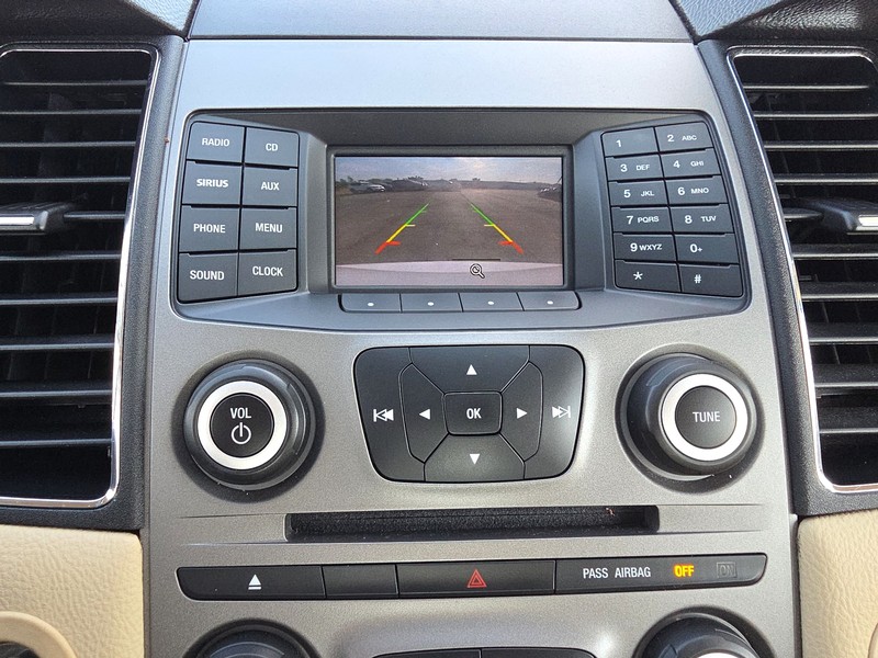 Ford Taurus Vehicle Full-screen Gallery Image 16
