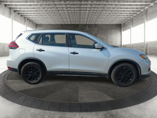 Nissan Rogue Vehicle Full-screen Gallery Image 04