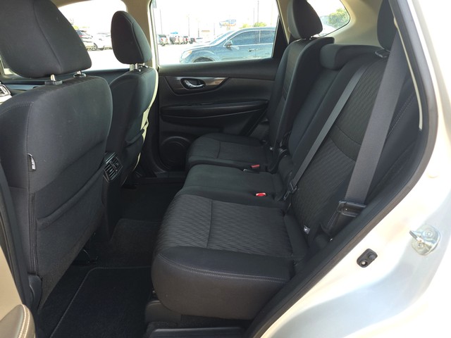 Nissan Rogue Vehicle Full-screen Gallery Image 10