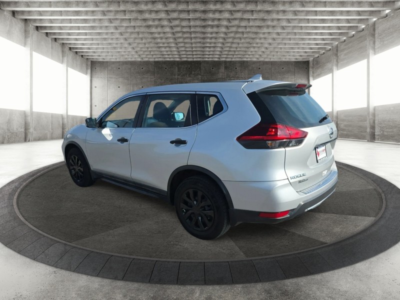 Nissan Rogue Vehicle Full-screen Gallery Image 8